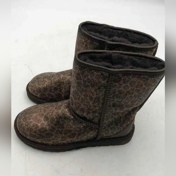 Like NEW UGG Womens Gold Pull-On Animal Sparkly Metallic Print Glitter Size 5 - Picture 3 of 7